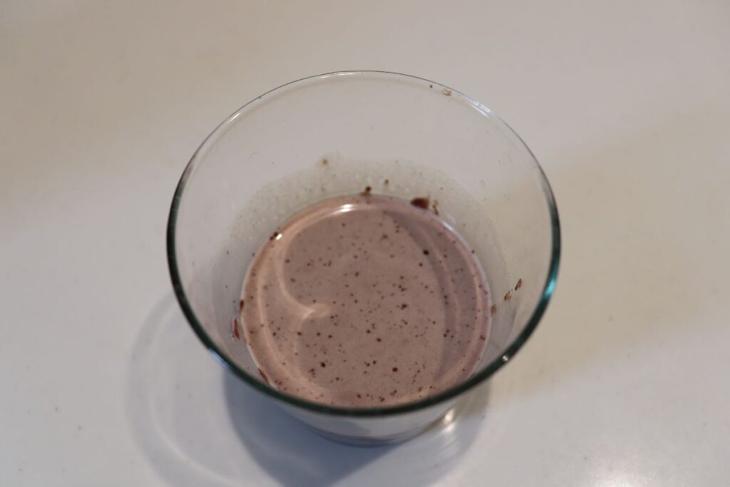 ミロに少しずつ牛乳を足す