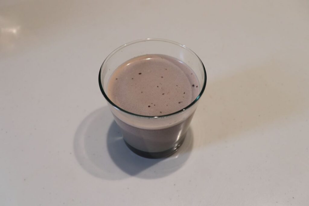 温かい牛乳で混ぜたミロ