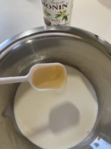 生クリームにバニラシロップを入れるところ