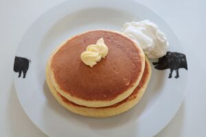 パンケーキとバニラシロップを入れた生クリーム